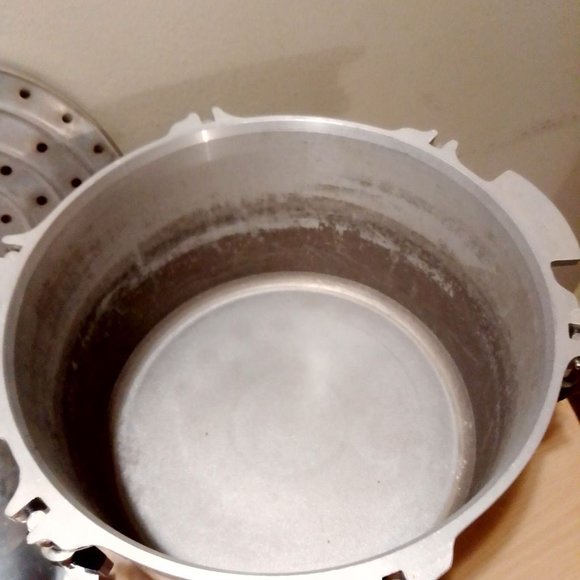 LIKE NEW!! All American 915 15.5 Qt. Pressure cooker - Picture 6 of 10